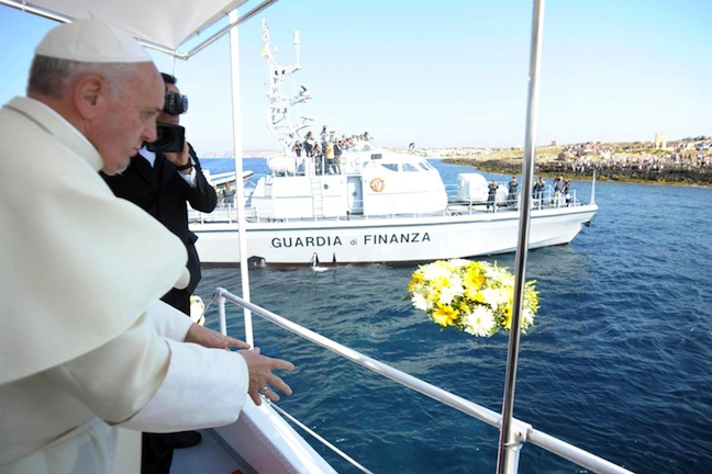 Luglio 2013: Papa Francesco a Lampedusa lancia una corona di fiori in memoria degli emigranti annegati durante la traversata