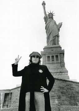 John Lennon alla Statua della Libertà. Foto: Bob Gruen