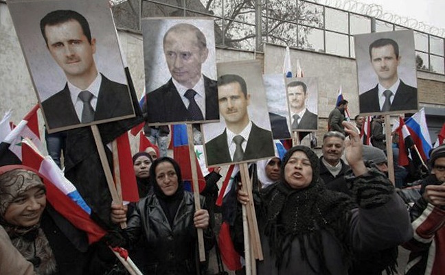 Una delle manifestazioni pro regime di Assad davanti all'ambasciata russa a Damasco