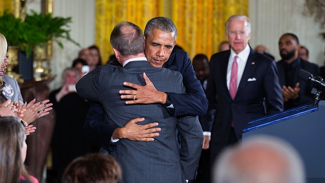 Il presidente Barack Obama abbraccia Mark Barden, il padre di uno dei bambini uccisi nel massacro della scuola elementare di Sandy Hook (Foto White House)